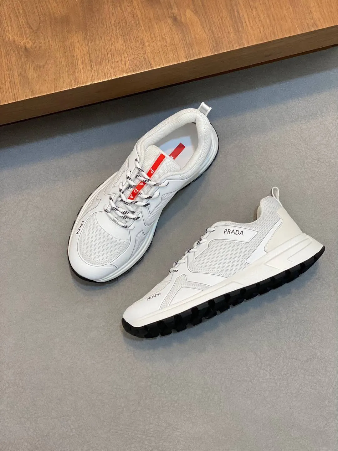 Men's Men's Shoes 💰780 Prada/Prada Men's Leather Casual Sports Shoes, great products made in Guangzhou! Made of imported solid-color calfskin stitched with mesh cowhide upper, three-dimensional geometric segmentation, precision manufacturing, even stitching, the leather texture can be seen at a glance, multi-color splicing, fashionable and generous, soft, comfortable and breathable, decorated with the PRADA letter logo on the outside. The tongue is decorated with the classic letter logo, and the heel is decorated with a fabric strap. It is a classic sports shoe shape of the P family, with a fabric lining, a cowhide footbed with a silver logo, and an exclusive rubber outsole of the P family. The details are carefully crafted, making it a versatile item for travel! Comes with original box and dust bag! Multiple colors available! Size: 39-40-41-42-43-44 standard leather shoe size